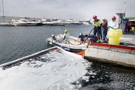 Marbella acoge un simulacro de rescate acuático en el Puerto Deportivo 